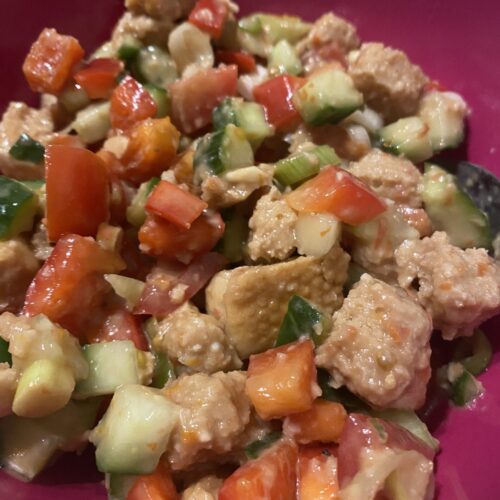 Brotsalat-Rezept: Nachhaltige Verwertung für älteres Brot und Brötchen