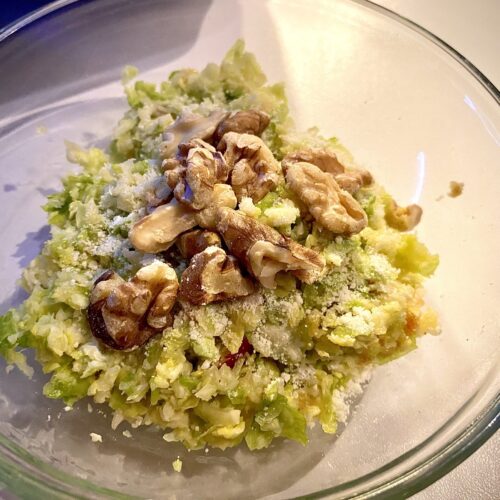 Rosenkohlsalat mit Apfel, Walnüssen und Parmesan
